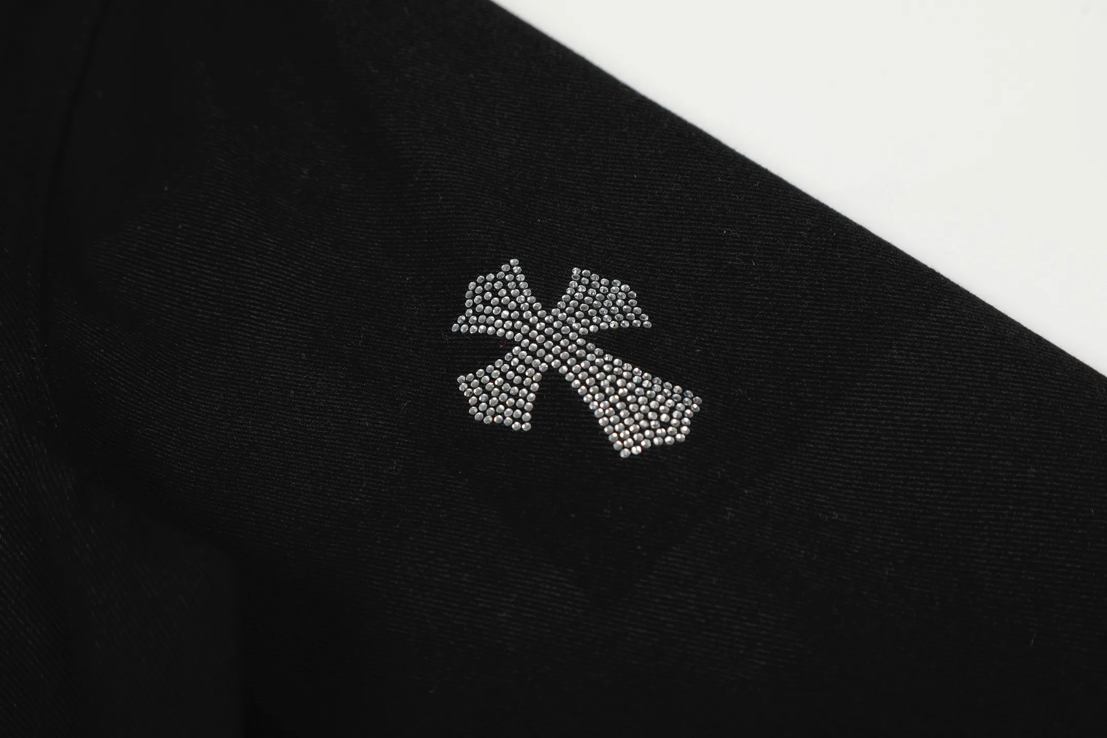 P260 💰 Chrome Hearts Chrome Hearts Cross-Patch Leather Embroidered Shirt Denim Jacket OS version can be worn by both men and women! The fabric is made of twill gauze cotton fabric! The texture is clear and smooth, not easy to wrinkle or fade! The embroidery process is complex and repetitive. There are more than 20 leather labels. It takes 6 repeated embroidery steps to complete the back body. The requirements for the embroidery machine are very strict, and the distance is 45 cm! It won’t work if the spacing is too big, and it won’t work if it’s too small! We make clothes with care, and every detail must be restored one to one! The hardware is all carved and cast, and they are all genuine from the original factory! This piece of clothing consumes a lot of material, with more than 3 meters of material used for one piece of clothing! After the garment is made, it needs to be fixed at high temperature, washed at a water temperature of more than 70 degrees, and softened by adding softener to make the upper body softer and smoother! There is a flap on the sleeve that can be stored into short sleeves! Adapt it to that understanding Color: Black Size: S-M-L-XL